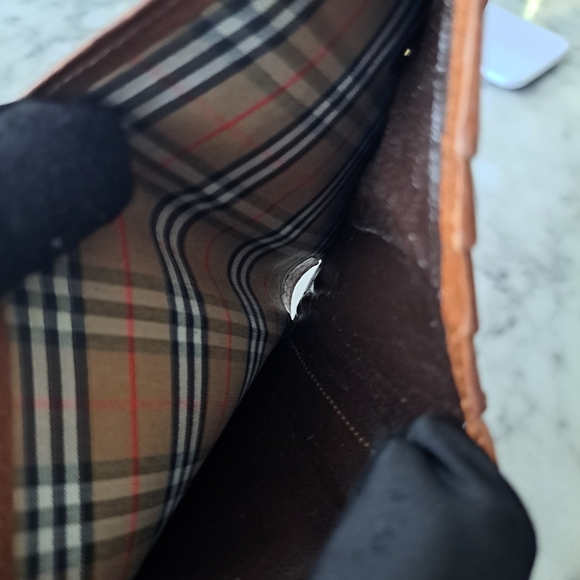 Burberrys wallet with kiss lock coin - Picture 11 of 14